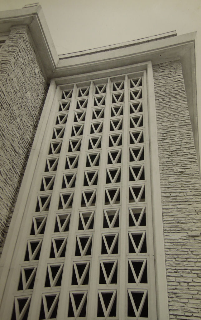 Cage d'escalier avec claustras conçue par Georges Bovet.