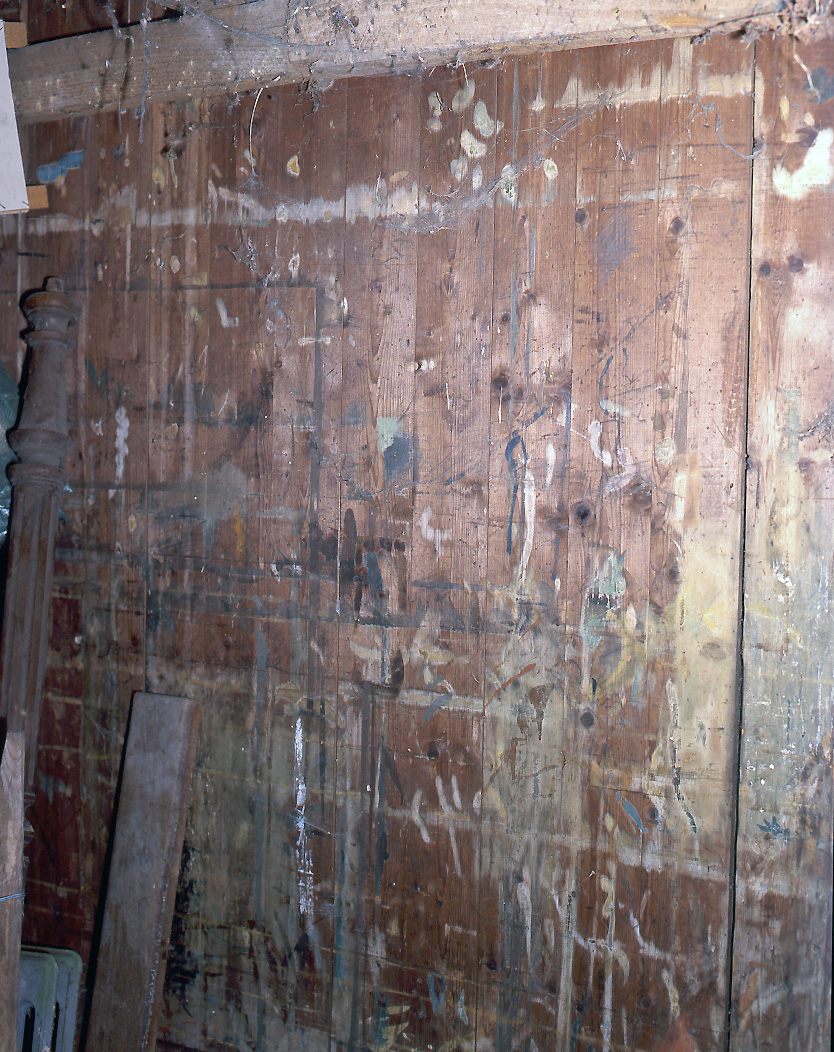 Vestiges de l'ancien atelier de peinture : le mur pour la mise au carreau et la transposition des modèles.