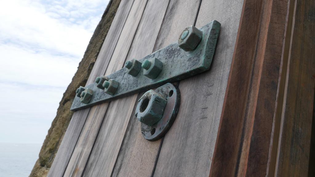 Porte dite des marées, volet en bois : détail des pentures avec écrous en bronze.