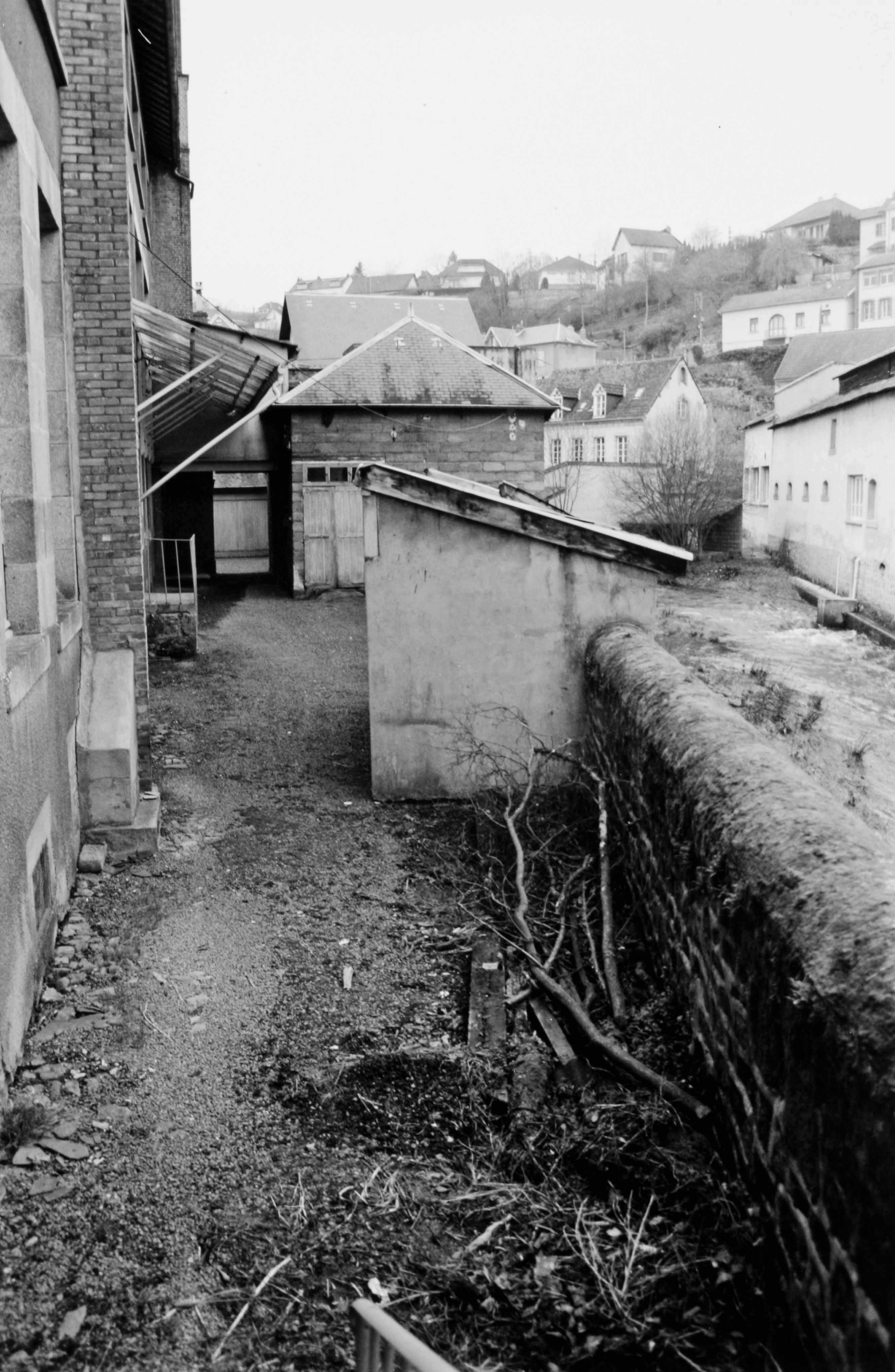 L'arrière du bâtiment des ateliers de tissage (élévation nord) le long de la Beauze (reportage photographique de L. Yeghicheyan, 1992, Aubusson, Musée départemental de la Tapisserie)