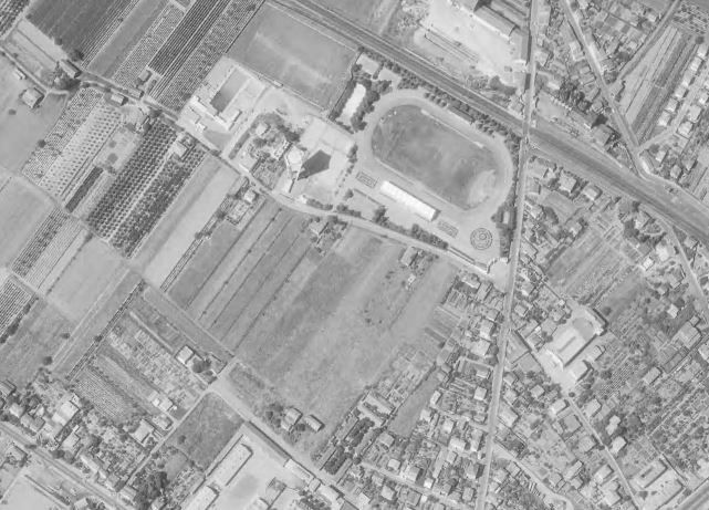 Photo aérienne. Prise de vue : 01-01-1965 (IGN). L'emplacement du lycée est à cette date vide de constructions.