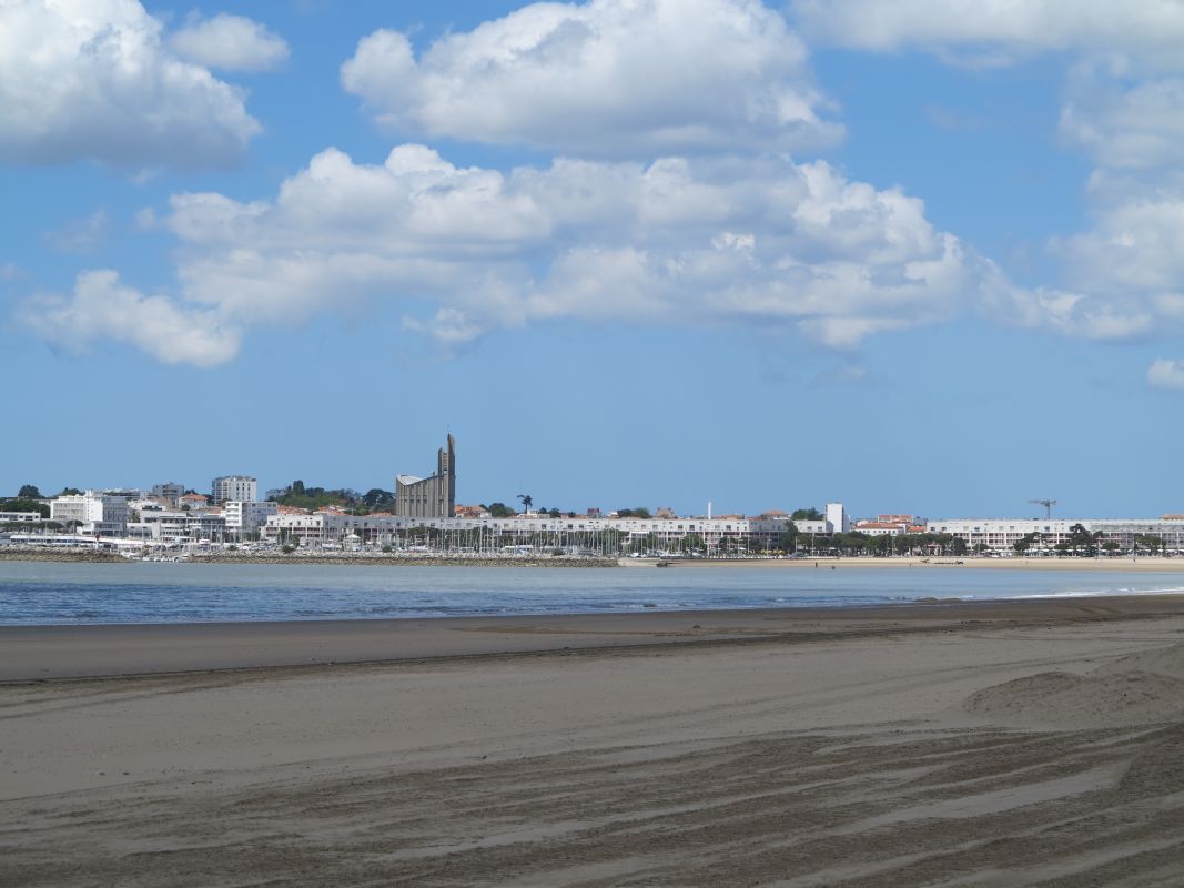 Le Front de Mer et le port vus depuis la plage de la Grande conche.