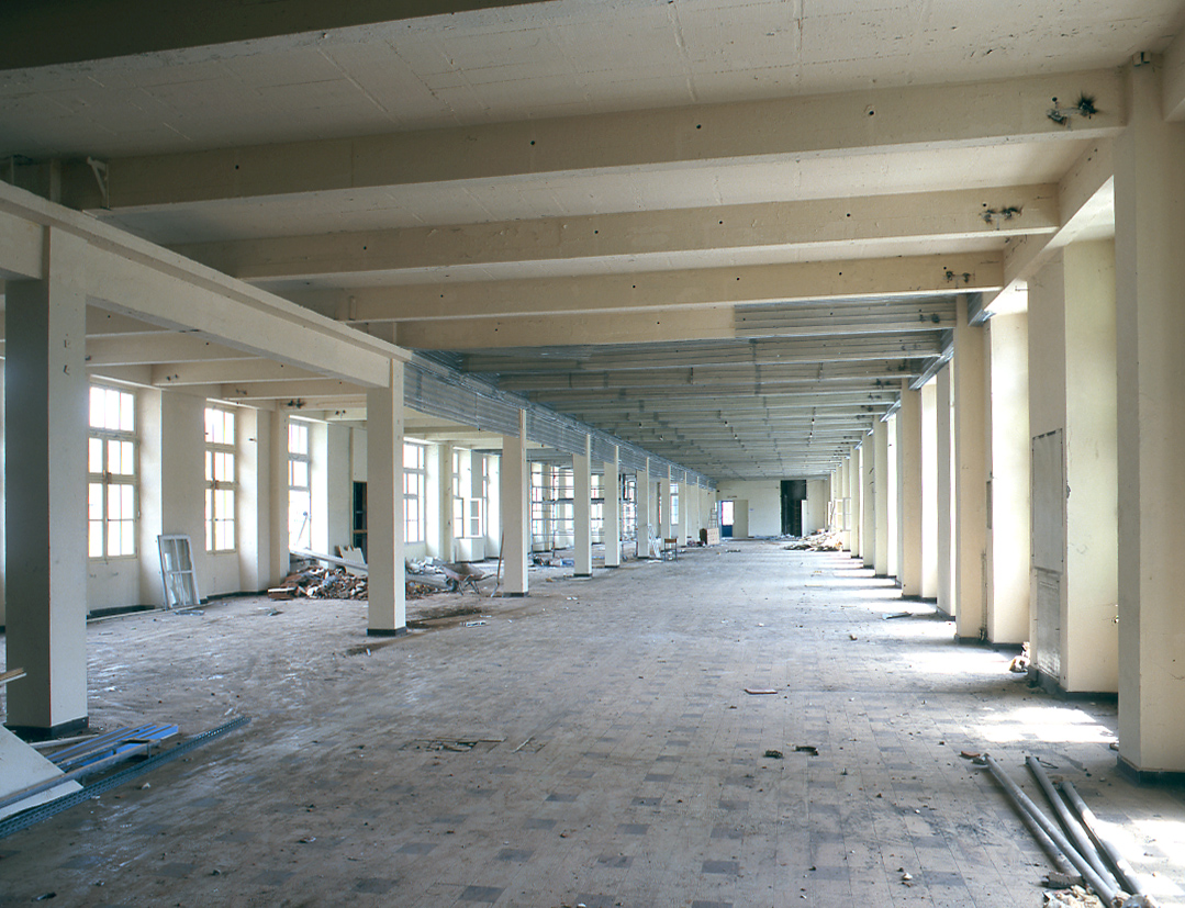 Vue partielle du premier étage du bâtiment principal, au nord du site, qui contenait les ateliers de fabrication, en cours de travaux (été 2009). 