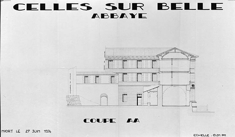 Coupe sur le bâtiment et élévation du bâtiment de liaison avec l'abbatiale. Agence des bâtiments de France des Deux-Sèvres. Niort 1974.