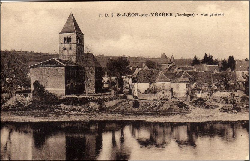 Vue à l'ouest du bourg de Saint-Léon-sur-Vézère, vers 1900. Carte postale.