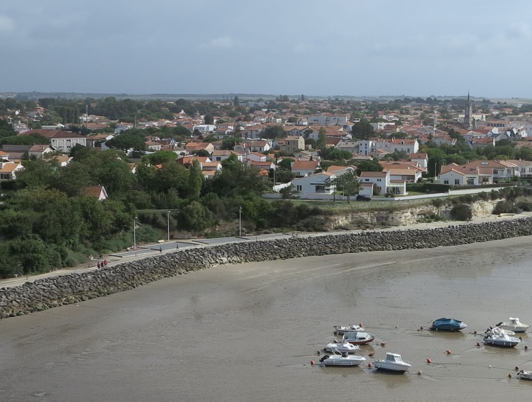 Les environs de l'avenue Eugène-Pelletan, du port et du bourg de Saint-Georges vus depuis le phare en 2014