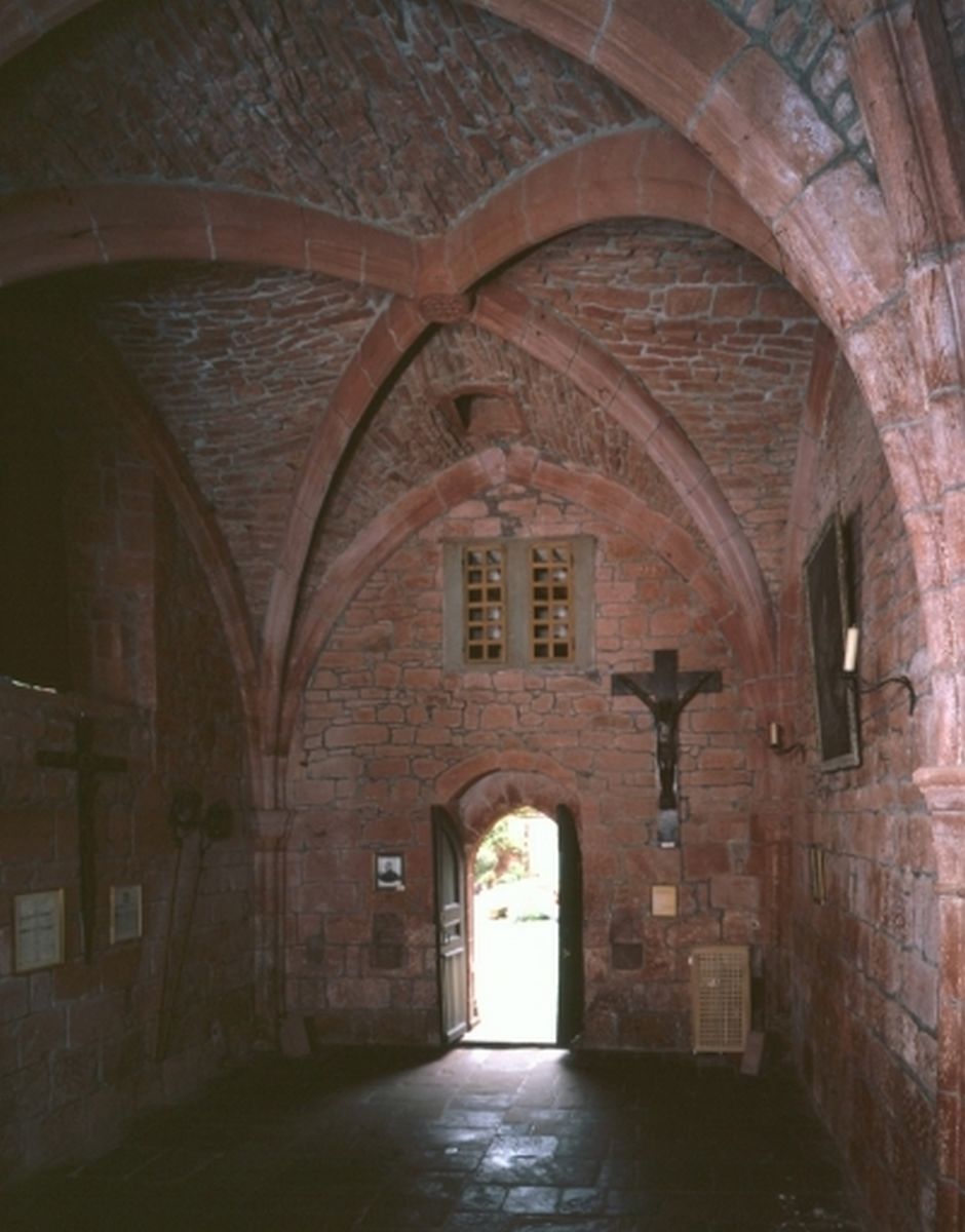 Vue générale de la partie occidentale de la chapelle : vue des croisées d'ogives sur un faisceau de colonnettes.