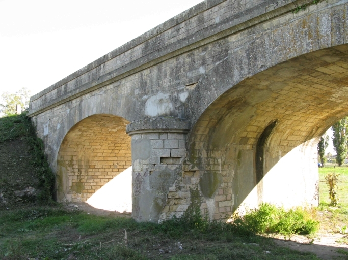 Partie est du pont, arches supplémentaires en pierre.