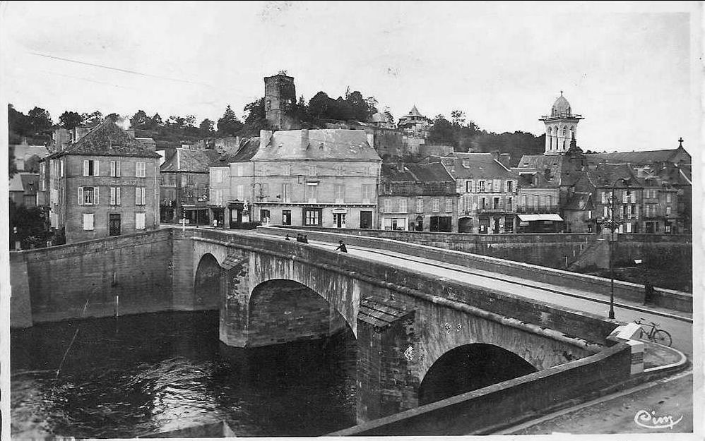Le pont le bourg de Montignac, carte postale du milieu du 20e siècle.