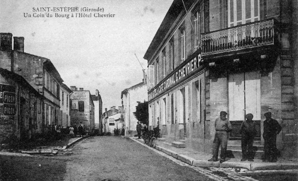 Carte postale, début 20e siècle (collection particulière) : Un coin du bourg à l'Hôtel Chevrier.