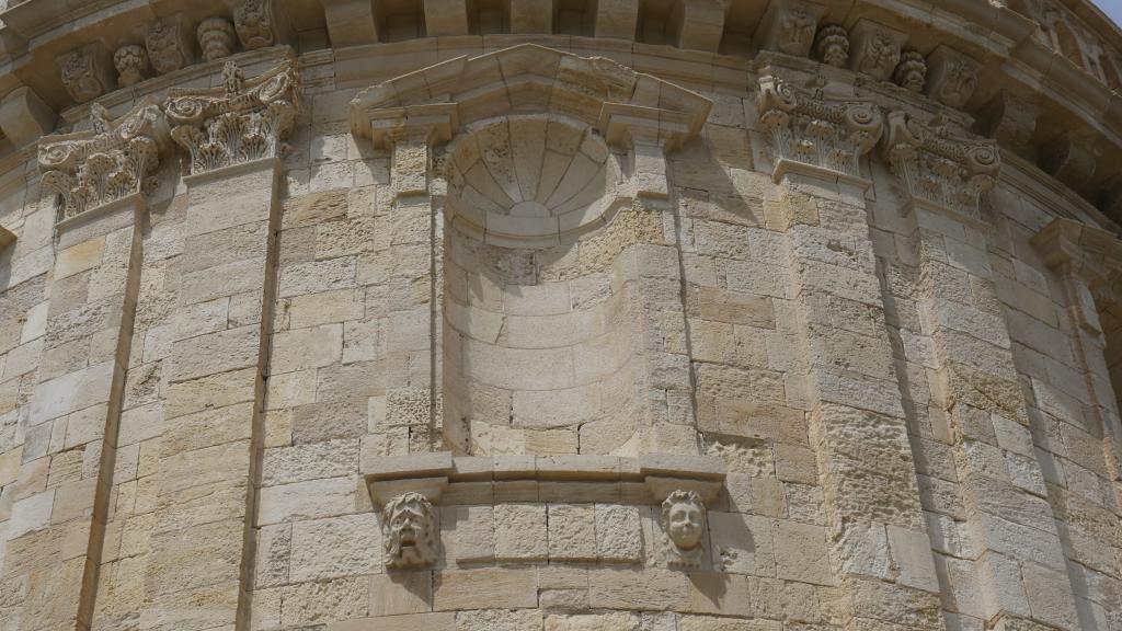 Tour, détail du niveau de la chapelle : niche ornée d'une coquille.