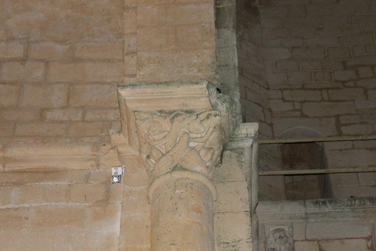 Transept sud, arc de l'absidiole, chapiteau sculpté.