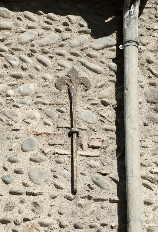 Détail sur l'ancre d'un tirant en façade sud du bâtiment B matérialisant le chiffre 1.
