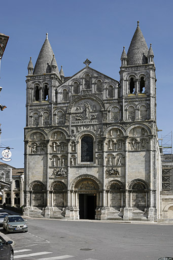Façade de la cathédrale d'Angoulême.