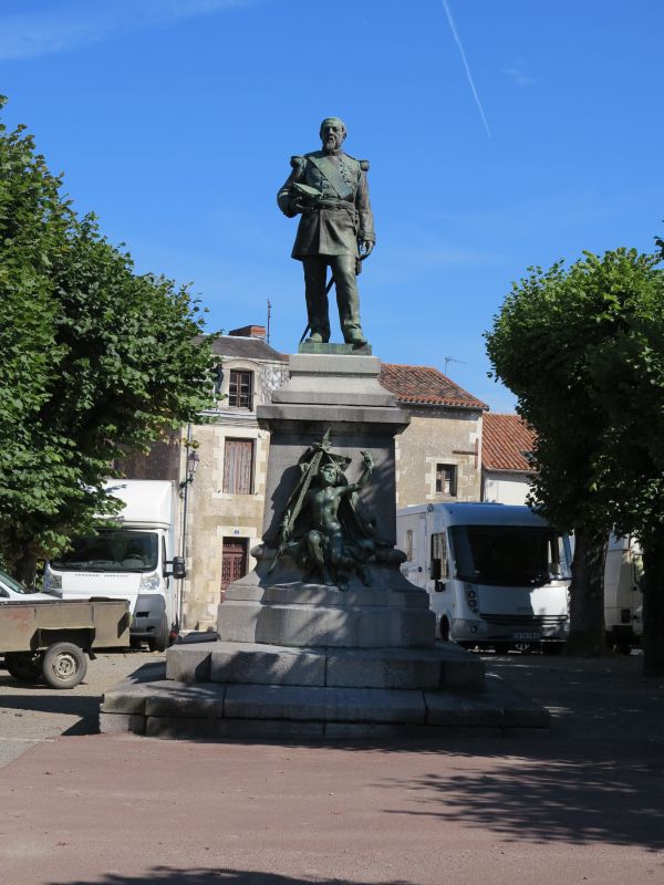 Le monument du général Ladmirault vu de face.