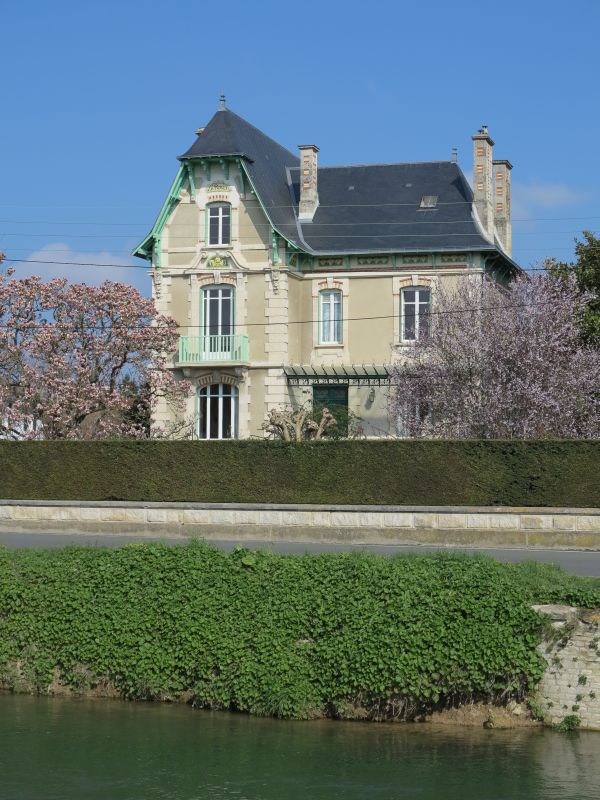 La villa en bord de Sèvre, vue depuis le sud.