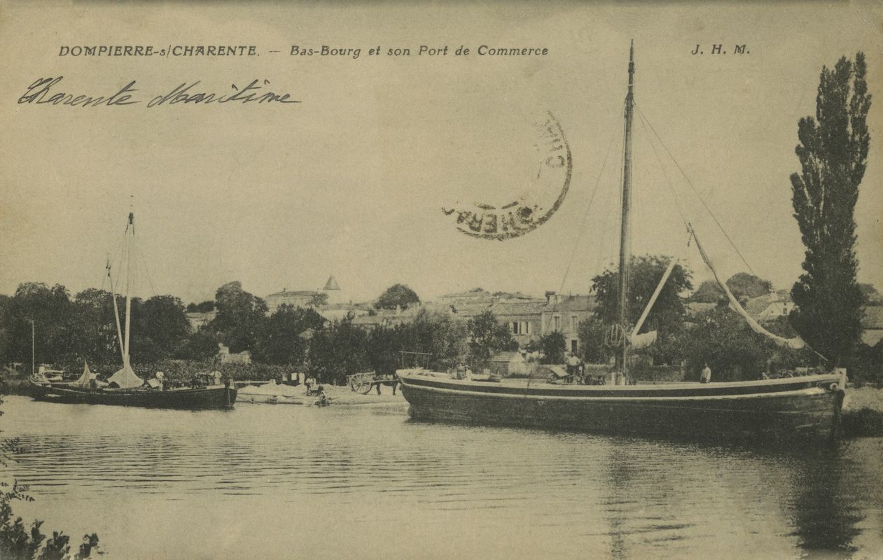 Gabares au port du Bas-Bourg, vers 1900. Carte postale, collection particulière.