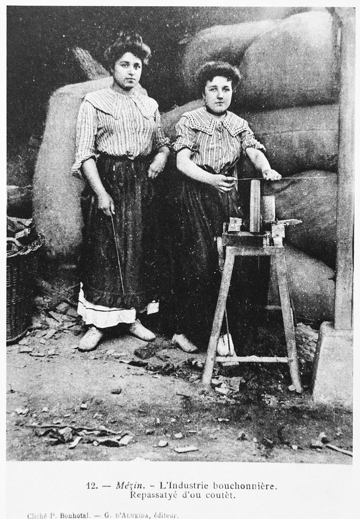 Atelier de Mézin : repassage d'un couteau à la meule. Carte postale. Photo, P. Bonhotal. Ed. G. d'Almeïda, vers 1910 (Coll. particulière).