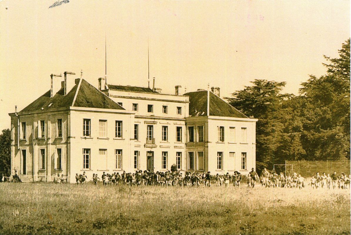 Les enfants de la colonie de vacances devant le château de la Contour, vue des années 1950 ou 1960.