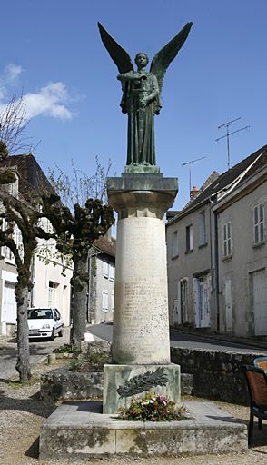 Le monument aux morts d'Angles-sur-l'Anglin (Aimé Octobre sculpteur).