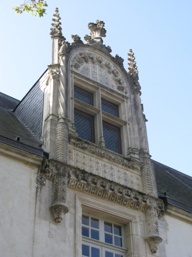 La lucarne de style gothique flamboyant à gauche de la façade nord du château.