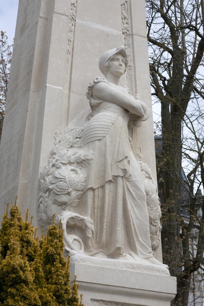 La statue de la République, de trois quarts sur la droite, feuillage de laurier et cuirasse bien visibles.