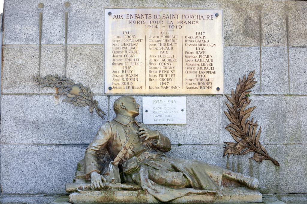 Le soldat allongé avec son fusil et sa besace, liste des morts pour 1914-1919.