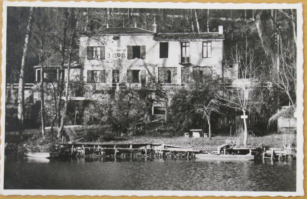 Carte postale des Trois Ilots. Vue prise depuis l'autre rive du Clain, datant des années 50.