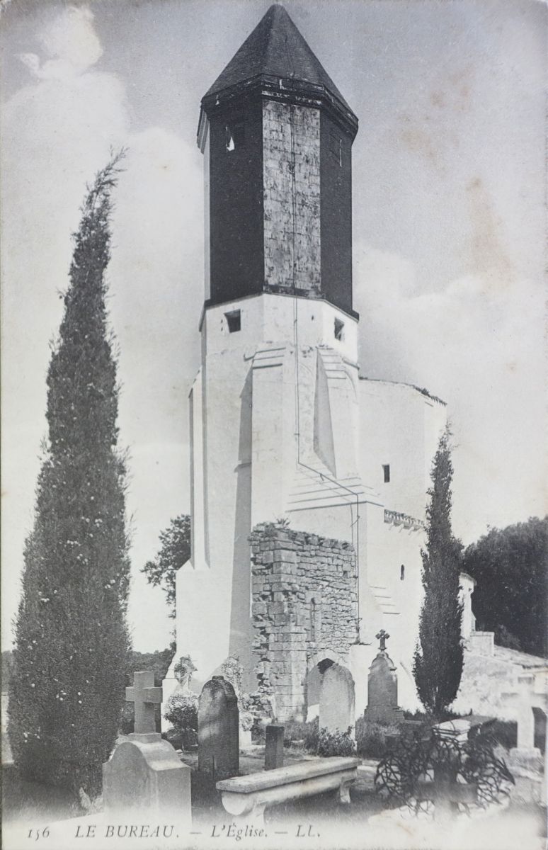 L'église et son clocher peints en noir et blanc, vus vers 1900-1910.