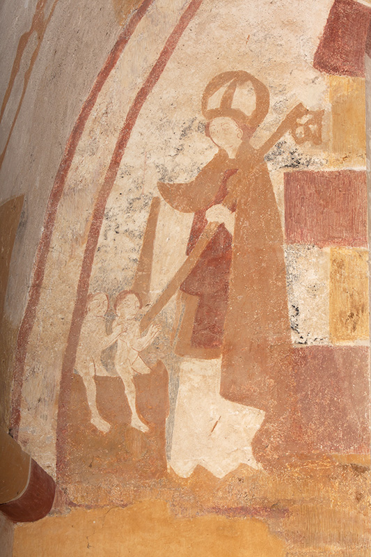 Saint Nicolas et deux enfants, scène peinte sur le mur est.