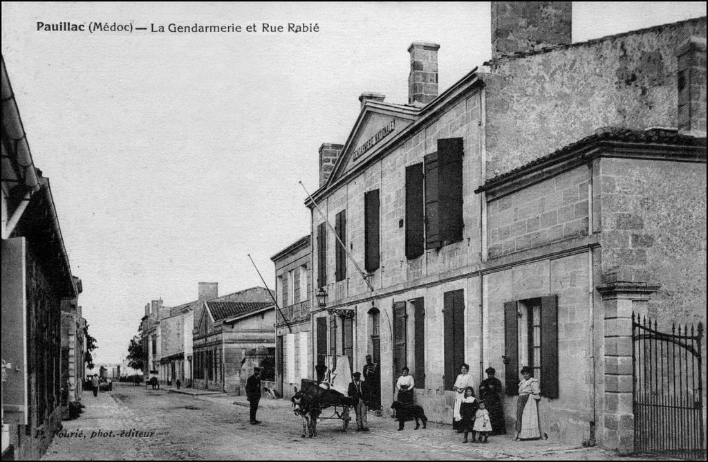 Carte postale (collection particulière) : Pauillac, la gendarmerie et rue Rabié (P. Fourié).