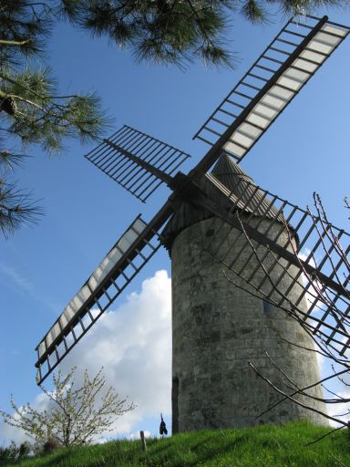 Le moulin équipé de toiles, vu depuis le sud-ouest.