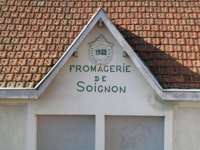 Détail de la partie centrale de la façade de la fromagerie portant l'inscription 1932, Fromagerie de Soignon.