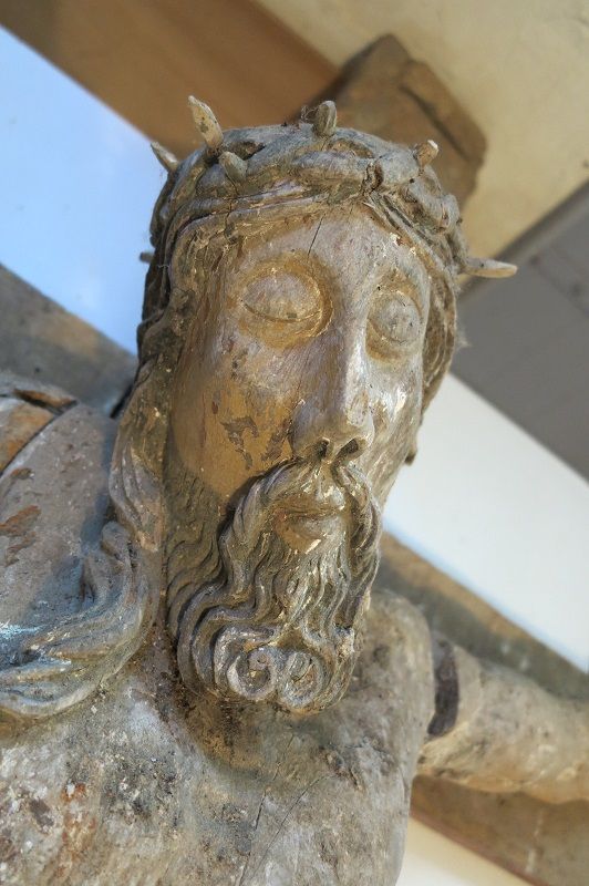 Christ en croix du 15e siècle, détail de la tête et du visage.