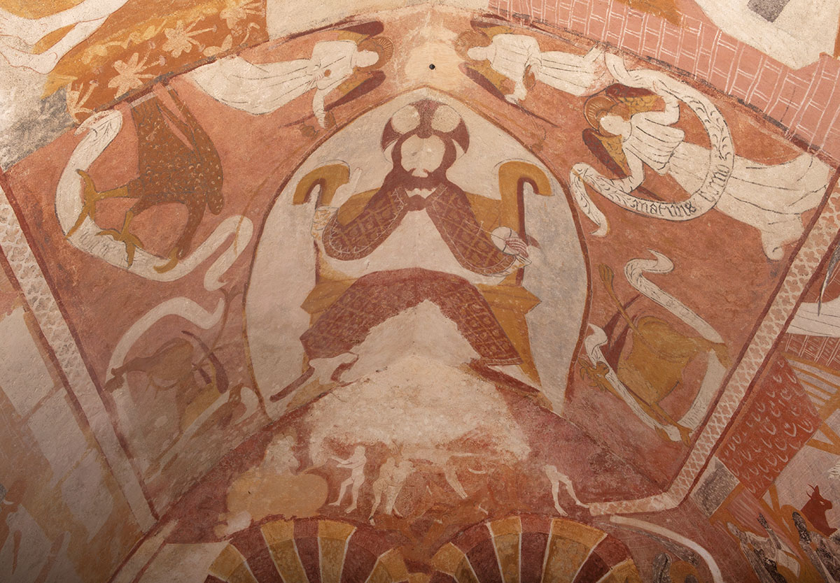 Le Christ en Majesté entouré du Tétramorphe, scène peinte sur l'extrémité orientale de la voûte et l'Enfer sur le mur est de la chapelle.