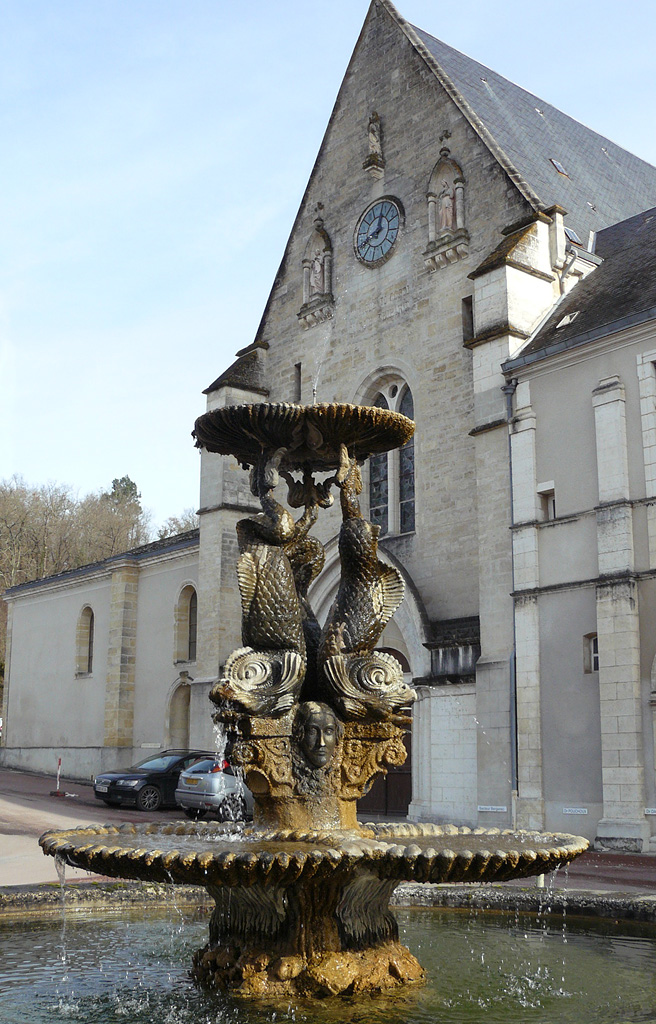 Fontaine située devant l'entrée de l'abbaye de Vauclaire.