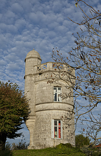 La Tour de Poupot, à Saint-Fort-sur-Gironde, moulin transformé en belvédère en 1880.