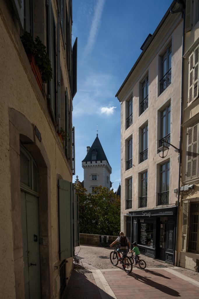 Rue du château et château.