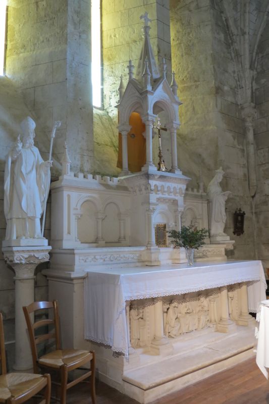 Maître-autel avec son tabernacle et son exposition, accompagné de statues de saint Hilaire et sainte Radegonde.