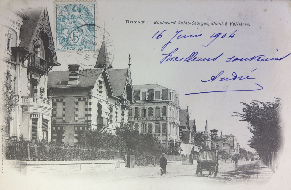 La villa (2e à gauche), sans ferme de charpente apparente, sur une carte postale vers 1900.