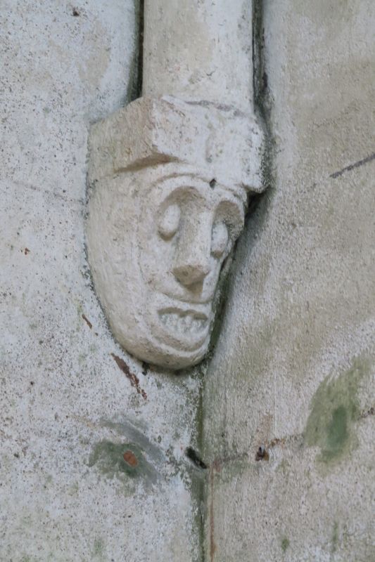 Culot sculpté d'un visage sur la retombée nord-est de la voûte du chœur de l'église.