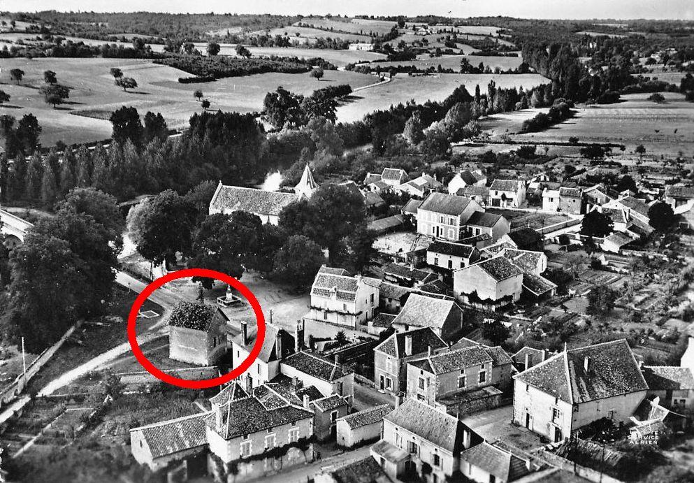 La chapelle de Jouhet (entourée d'un cercle rouge) sur une carte postale écrite en 1958.