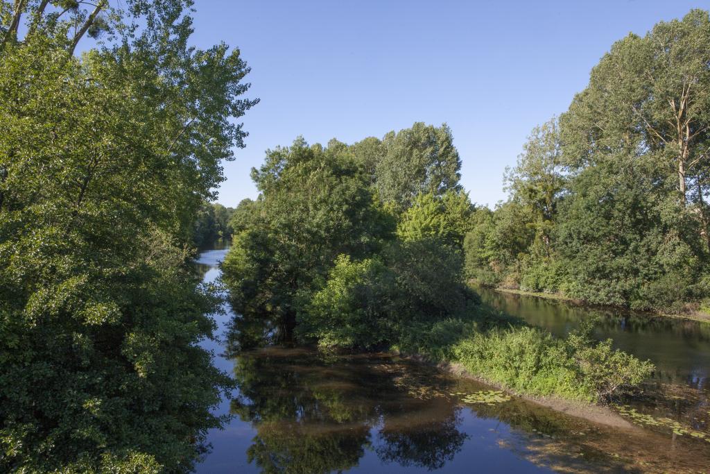 La Gartempe s’écoule paisiblement entre ses rives boisées, à Pindray (rive gauche) et à Jouhet (rive droite).