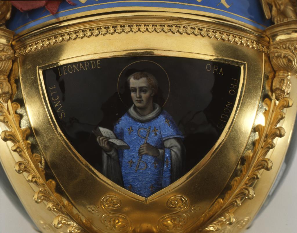 Détail d'une figure sur plaque émaillée de la coupe : saint Léonard.