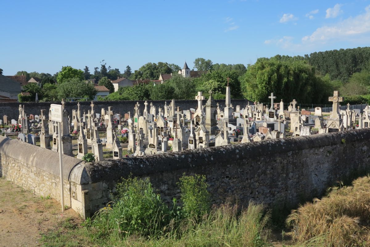 Le cimetière vu depuis le nord-est.