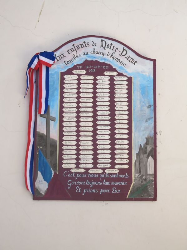 Tableau commémoratif des morts dans l'église Notre-Dame à Montmorillon.