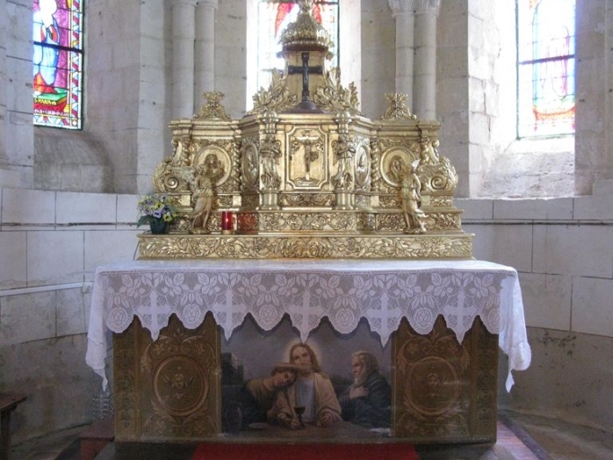 Vue d'ensemble de l'autel et du tabernacle.