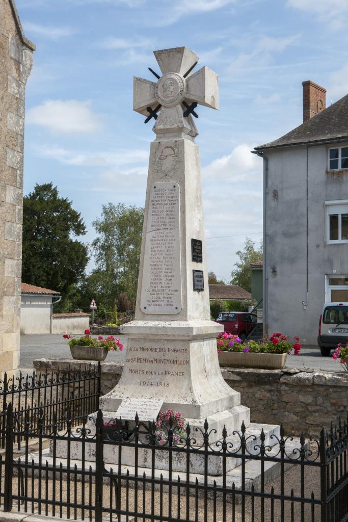 Monument aux morts de Saint-Rémy-en-Montmorillon (aujourd'hui commune de Lathus-Saint-Rémy).