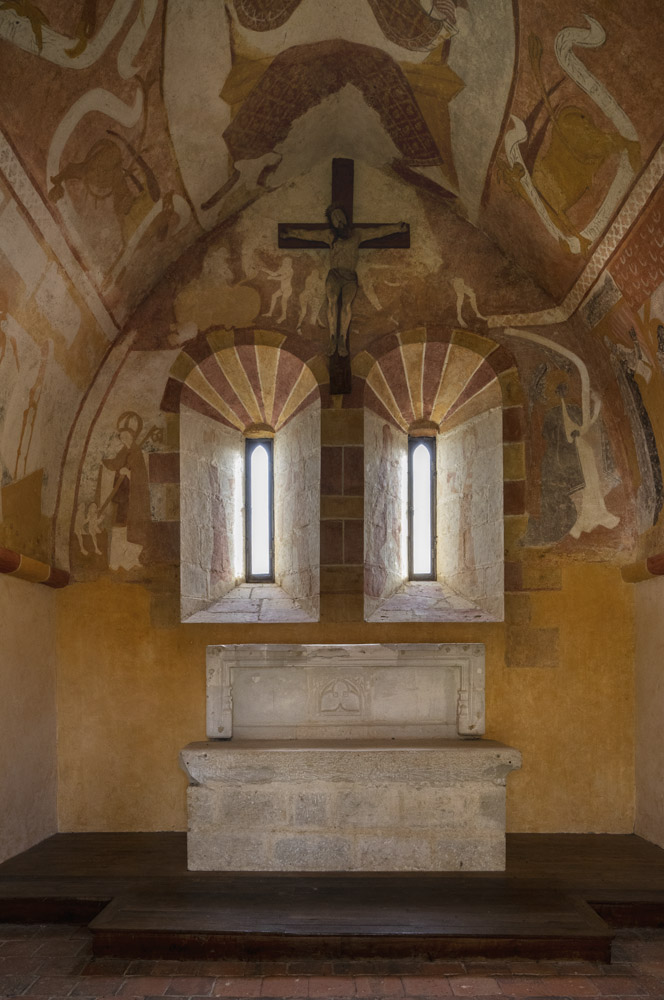 L'intérieur de la chapelle en 2022, après remise en place du Christ en croix.