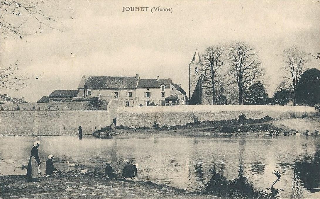 Lavandières sur les deux rives de la Gartempe au niveau du bourg de Jouhet, carte postale ancienne